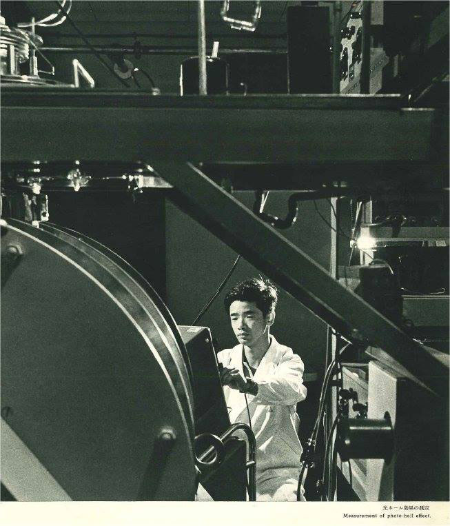 松下技研にて半導体の研究に従事する若き日の志賀一雅博士